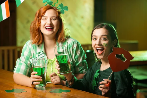 Rudowłosa dziewczyna w zielonej kraciaste koszule i dziewczyna z maską, śmiejąc się razem — Zdjęcie stockowe