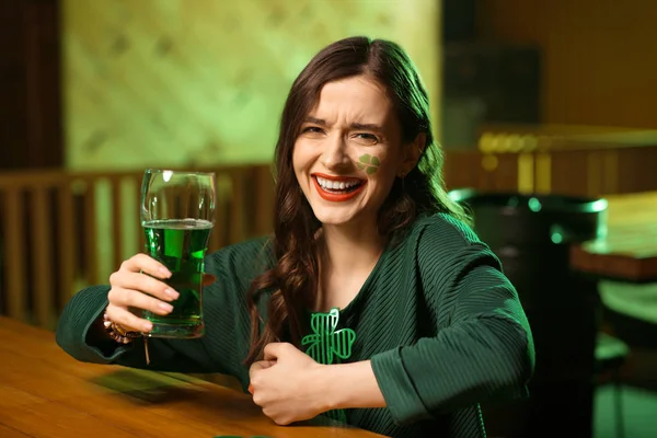 Μακρυμάλλης νέοι χαριτωμένο κορίτσι σε μια πράσινη μπλούζα που αναζητούν αστείο — Φωτογραφία Αρχείου