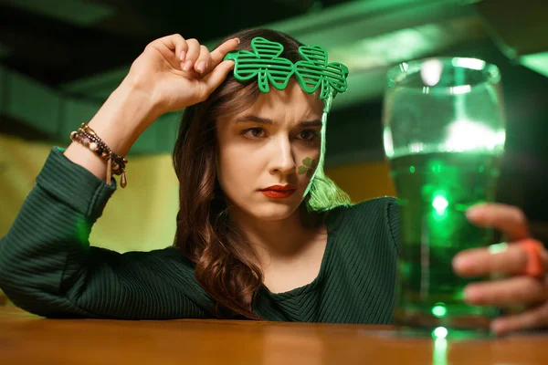 Cabelo comprido jovem bonito menina em uma blusa verde olhando sério — Fotografia de Stock