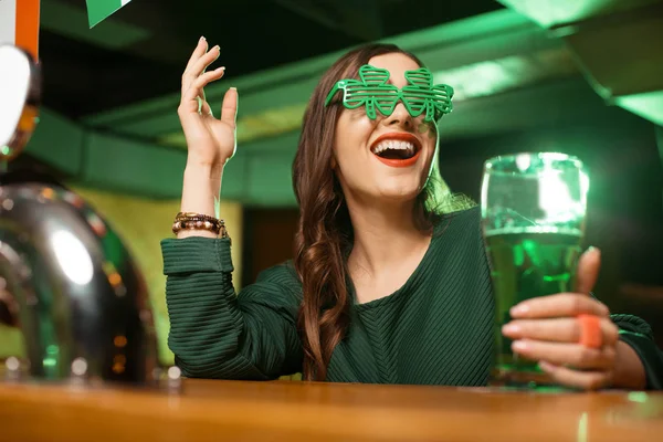 Chica linda de pelo largo en una blusa verde sonriendo brillantemente —  Fotos de Stock