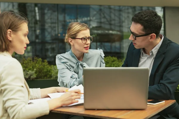 Benieuwd zakenvrouw vraagt van zijn collega's over onjuiste document — Stockfoto