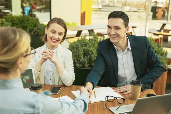 Joyful partner mår bra efter viktigt möte — Stockfoto