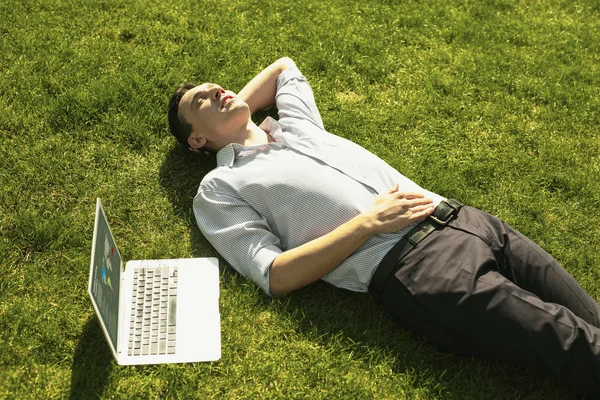 Hombre inteligente guapo descansando mientras termina su proyecto — Foto de Stock