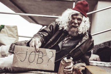 Serseri içme ve bulmaya çalışırken aynı anda çalışma.