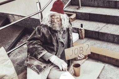 Erkek vagabond metro içinde yaşayan ve bira içmek.