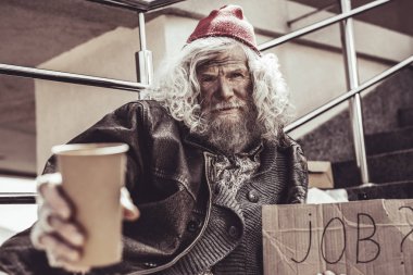 Depresif mokasen otururken en az yardım almaya çalışırken.