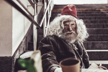 Sorunlu mokasen süre oturan ve kameraya bakarak bir şeyden söz.