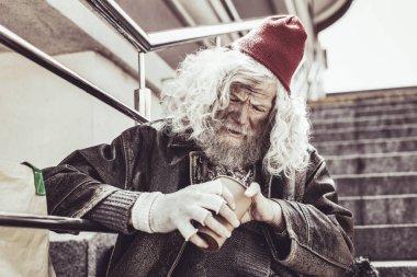 Oturma ve günlük aldığı küçük para sayma almsman.