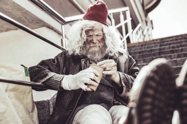 Beyaz serseri duygu üzgün günlük kazanç hakkında.