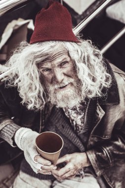 Kimse para dilenci için plastik bardak atma.