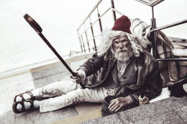 Beyaz dilenci tarafından geçen adam düşmüş kamışı verilmesi.