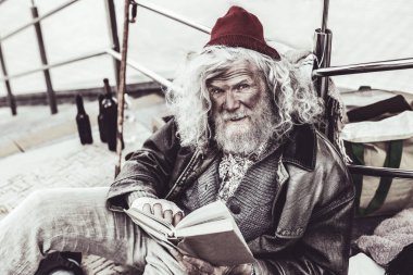 Kitap okuma sırasında yoldan geçen için arsa yeniden anlatma dilenci.