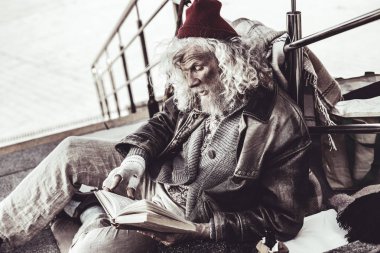 Eski kirli mokasen giving onu bu yoldan geçen kitap okuma.