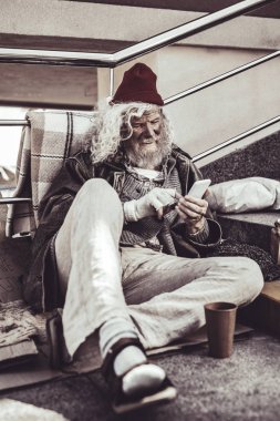 Oturma ve tarassut video telefonda rahat mokasen.