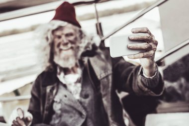 Serseri selfie yeni smartphone yapmaya gülümseyen.