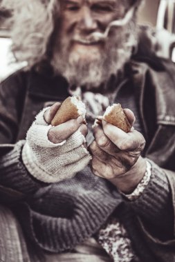 Evsiz yaşlı oturma ve tatlı çörek iki porsiyon için paylaşım.