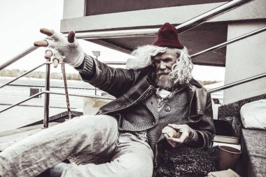 Sarhoş evsiz adam sırasında germe yayalar küfür.