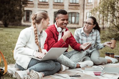 Olumlu memnun genç insanlar eğitim hakkında konuşmak