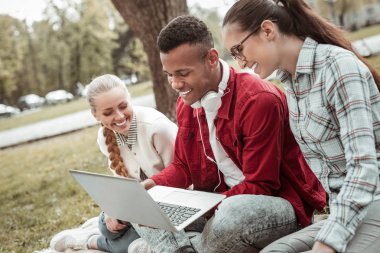 Proje çalışmaları gösteren yakışıklı uluslararası öğrenci