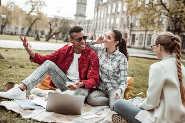 Neşeli öğrenciler derslerinden sonra hoş iletişim sahip