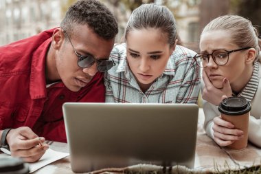 Özenli grup arkadaşları onların gadget'ı başlangıç