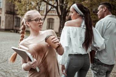 Kahve dökülen duygusal uzun saçlı sarışın kız