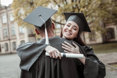 Grup eşiyle kucaklayan mutlu esmer kız