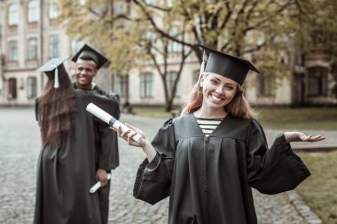 Kameraya düz seyir çekici sarışın kız