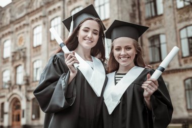 Olumlu memnun mezunları üniversite arka plan üzerinde duran