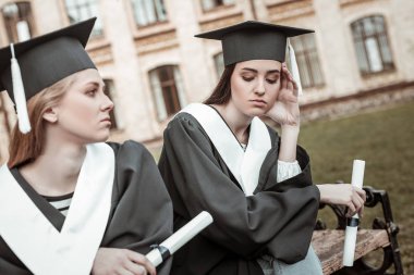 Esmer kadın kişi derin düşünceler üzgün