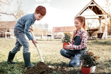 Yakışıklı Kızıl saçlı çocuk tatlı ablası yardım