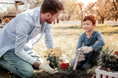 Babası nasıl dikim çiçek gösterilen şekilde sorumluluk öğretim