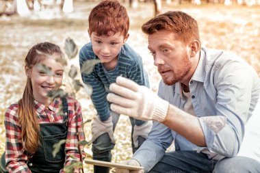 Beyaz Bahçe eldiven giyen sakallı ciddi öğretmen