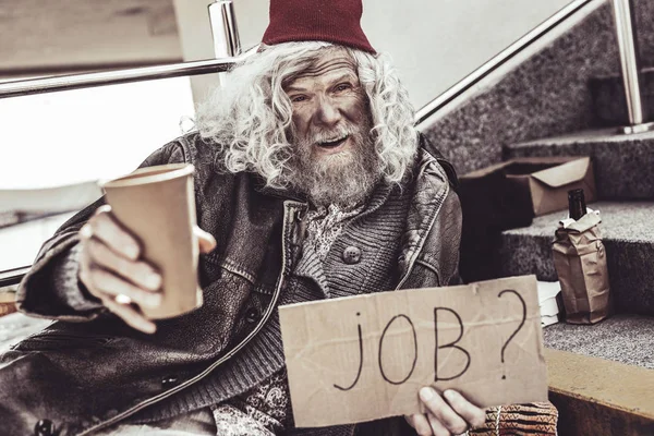 Homeless man lying with cardboard and asking for help. — Stock Photo, Image