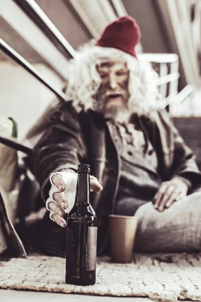 Homeless man taking break and wanting to drink beer. — Stock Photo, Image