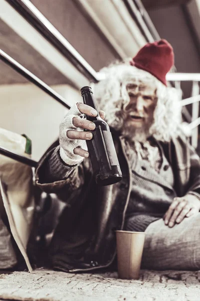 Magnifique mendiant bénissant passant avec sa bouteille de bière . — Photo