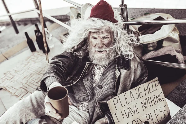 Bezdomovec starý snaží přestěhovat do soucitu chodců. — Stock fotografie