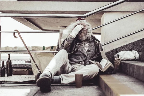 Hombre caucásico sin hogar sintiéndose enfermo de este tipo de vida . — Foto de Stock