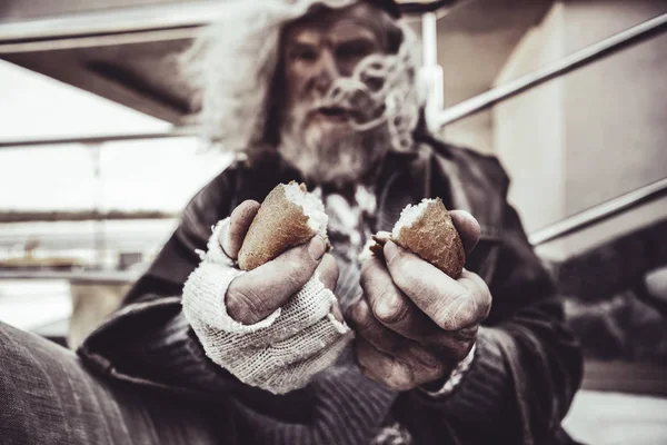 Nahaufnahme Porträt eines Obdachlosen beim Backen mit einem Fremden. — Stockfoto