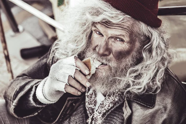 Viejo mendicante sintiéndose infeliz porque le impidió comer . — Foto de Stock