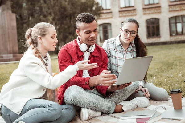 Blij blond meisje zit in halve positie — Stockfoto