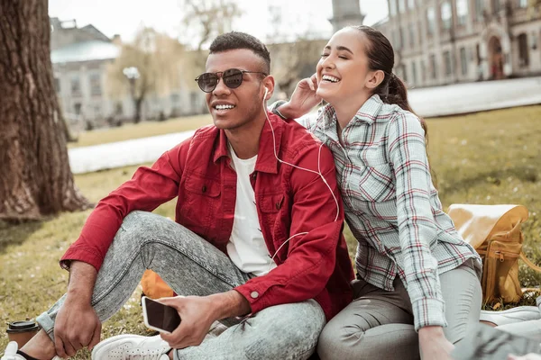 Positivos estudiantes encantados de estar al aire libre durante el descanso —  Fotos de Stock