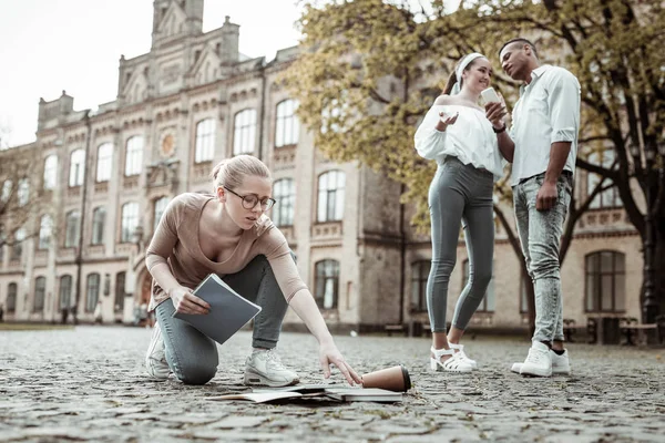 Strach, dlouhovlasého studenta, který její knihu a poznámky — Stock fotografie