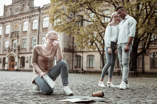 Internationella par tittar på deras olyckliga gruppen mate — Stockfoto