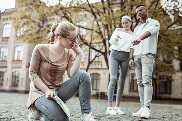 Negativt glad flicka som täcker hennes gråtande ögon — Stockfoto