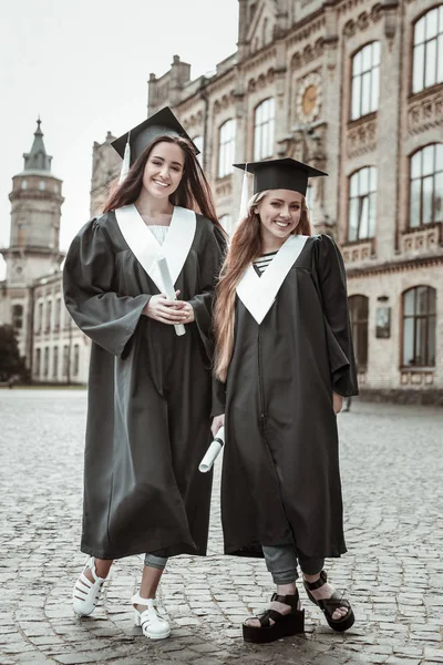 Glada flickor som har examen fest på universitet — Stockfoto