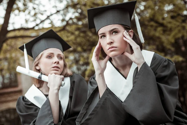 Ernstige brunette vrouw wordt diep in gedachten — Stockfoto