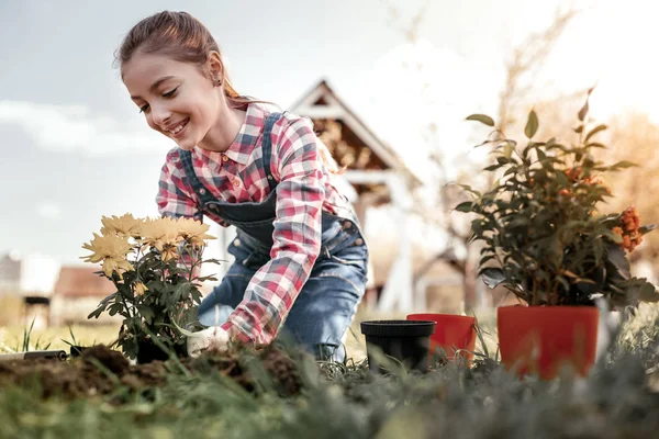 Lachende schattige tiener lachen terwijl tuinieren in dorp — Stockfoto