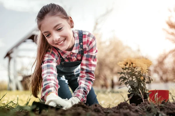 Vackra smart tjej med stora öron kärleksfull vad gör — Stockfoto