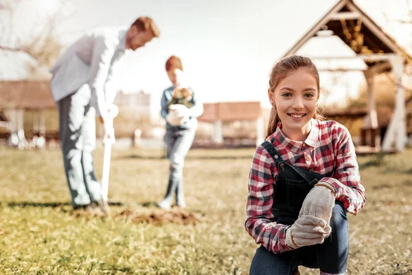 Söt liten dam leende och vilar under semester — Stockfoto